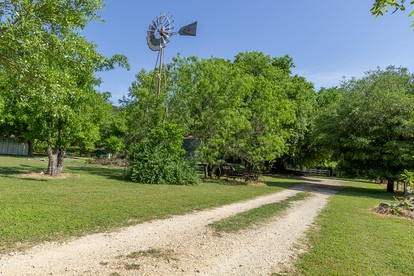 New Braunfels Glamping Cabin, Ideal for a Family Getaway in Texas - Canyon Lake, Texas - glamping.directory
