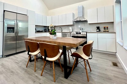 Mountain Getaway in Cozy Cabin with Fire Pit & Chef’s Kitchen in Westminster, SC - Westminster, South Carolina - glamping.directory