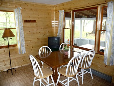 Rustic One-Bedroom Cottages with Free Boat Rentals near Saratoga Springs, New York - Lake Luzerne, New York - glamping.directory