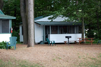 Rustic One-Bedroom Cottages with Free Boat Rentals near Saratoga Springs, New York - Lake Luzerne, New York - glamping.directory