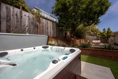 Fantastic Beach House with Ping Pong Table, Hot-tub and Beach Access in Montara, California - Montara, California - glamping.directory