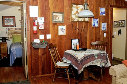 Rustic Elegance: Vintage Decor Cabin with Mountain Scenery in Sparta - Sparta, Tennessee - glamping.directory
