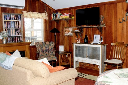 Rustic Elegance: Vintage Decor Cabin with Mountain Scenery in Sparta - Sparta, Tennessee - glamping.directory