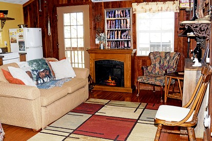 Rustic Elegance: Vintage Decor Cabin with Mountain Scenery in Sparta - Sparta, Tennessee - glamping.directory