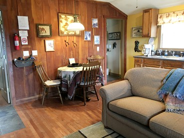 Rustic Elegance: Vintage Decor Cabin with Mountain Scenery in Sparta - Sparta, Tennessee - glamping.directory
