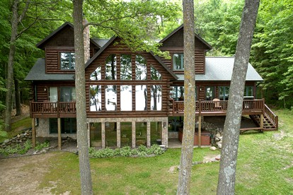 Luxury Log Cabin for Families with Private Boat Dock on Round Lake in Hayward, Wisconsin - Hayward, Wisconsin - glamping.directory