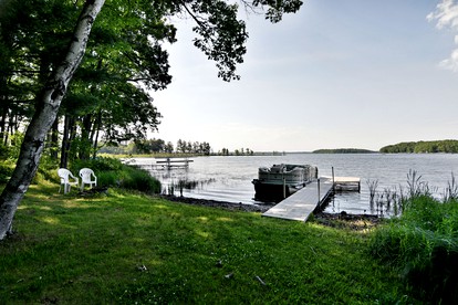 Luxury Log Cabin for Families with Private Boat Dock on Round Lake in Hayward, Wisconsin - Hayward, Wisconsin - glamping.directory