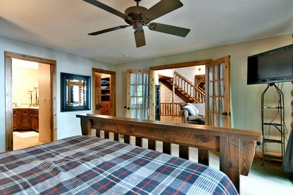 Luxury Log Cabin for Families with Private Boat Dock on Round Lake in Hayward, Wisconsin - Hayward, Wisconsin - glamping.directory