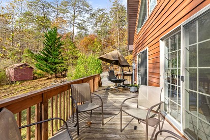 Spacious Woodland Cabin with Fire Pit & Creek Near Berkeley Springs, West Virginia - Berkeley Springs , West Virginia - glamping.directory