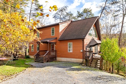 Spacious Woodland Cabin with Fire Pit & Creek Near Berkeley Springs, West Virginia - Berkeley Springs , West Virginia - glamping.directory