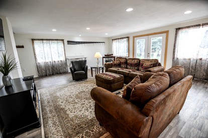 Spacious Family Cabin with Scenic Views near the Kenai River in Alaska - Kasilof, Alaska - glamping.directory
