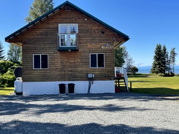 Spacious Family Cabin with Scenic Views near the Kenai River in Alaska - Kasilof, Alaska - glamping.directory