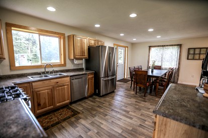 Spacious Family Cabin with Scenic Views near the Kenai River in Alaska - Kasilof, Alaska - glamping.directory