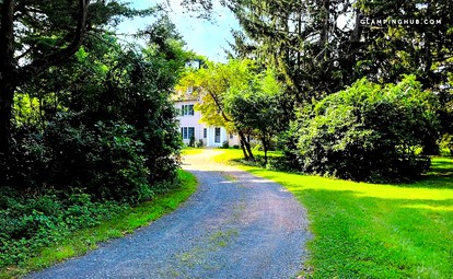 Historic and Spacious Mansion with Expansive Lawn for a Group Getaway near Hartford, Connecticut - Manchester, Connecticut - glamping.directory