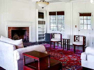 Historic and Spacious Mansion with Expansive Lawn for a Group Getaway near Hartford, Connecticut - Manchester, Connecticut - glamping.directory