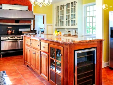 Historic and Spacious Mansion with Expansive Lawn for a Group Getaway near Hartford, Connecticut - Manchester, Connecticut - glamping.directory
