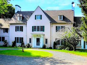 Historic and Spacious Mansion with Expansive Lawn for a Group Getaway near Hartford, Connecticut - Manchester, Connecticut - glamping.directory