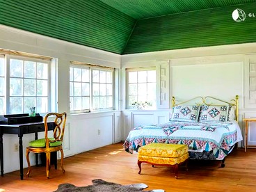 Historic and Spacious Mansion with Expansive Lawn for a Group Getaway near Hartford, Connecticut - Manchester, Connecticut - glamping.directory