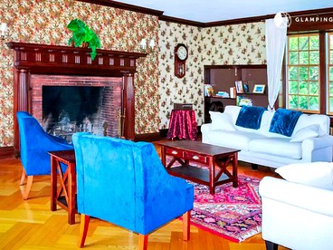 Historic and Spacious Mansion with Expansive Lawn for a Group Getaway near Hartford, Connecticut - Manchester, Connecticut - glamping.directory
