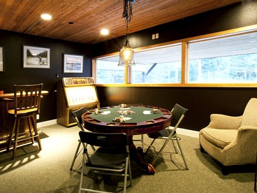 Spacious Vacation Rental for Groups or Events with Sauna and Hot Tub in Athol, Idaho - Athol, Idaho - glamping.directory