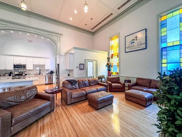 Enjoy this Unique Two Vacation Rentals Ideal for Groups in New Hampshire - glamping.directory