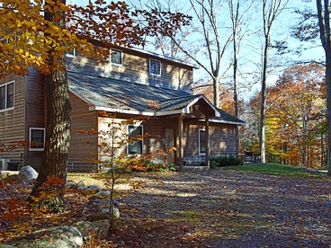 Enormous Family-Friendly Cabin Rental in Shawangunk Mountains, New York - Fine Bush, New York - glamping.directory