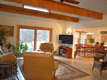 Enormous Family-Friendly Cabin Rental in Shawangunk Mountains, New York - Fine Bush, New York - glamping.directory