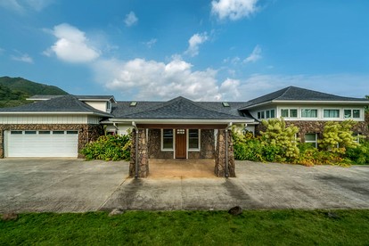 Breathtaking Villa with Swimming Pool and Fantastic Sights in Hauula, Hawaii - glamping.directory