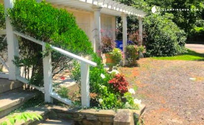 Peaceful and Pet-Friendly Cottage Rental on Picturesque Country Estate near Black Rock State Park, Connecticut - Watertown, Connecticut - glamping.directory