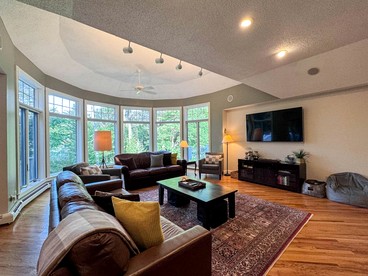 Impressive Spacious Cabin with Hot-Tub and Pool Table in New Hampshire - Bartlett, New Hampshire - glamping.directory