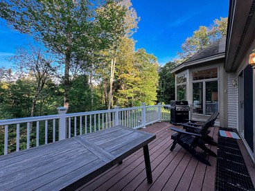 Impressive Spacious Cabin with Hot-Tub and Pool Table in New Hampshire - Bartlett, New Hampshire - glamping.directory