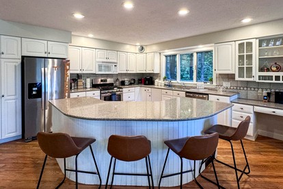 Impressive Spacious Cabin with Hot-Tub and Pool Table in New Hampshire - Bartlett, New Hampshire - glamping.directory