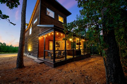 Outstanding Cabin with Fire Pit, Hot-tub and Fireplace in Broken Bow, Oklahoma - Broken Bow, Oklahoma - glamping.directory