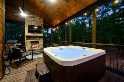 Outstanding Cabin with Fire Pit, Hot-tub and Fireplace in Broken Bow, Oklahoma - Broken Bow, Oklahoma - glamping.directory