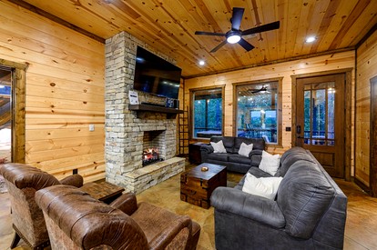 Outstanding Cabin with Fire Pit, Hot-tub and Fireplace in Broken Bow, Oklahoma - Broken Bow, Oklahoma - glamping.directory