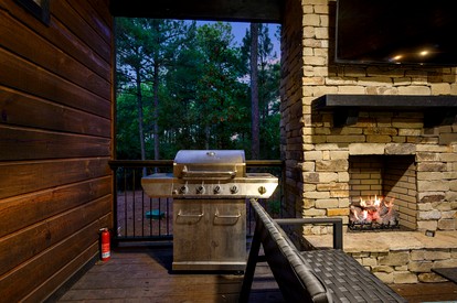Outstanding Cabin with Fire Pit, Hot-tub and Fireplace in Broken Bow, Oklahoma - Broken Bow, Oklahoma - glamping.directory