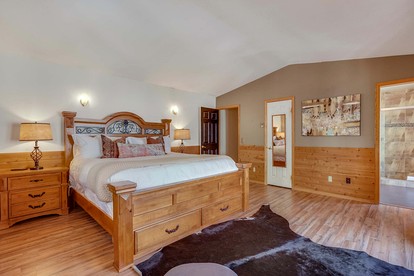 Beautiful Vacation Rental with Creek Running Through the Property for a Relaxing Getaway in Nature in Breckenridge, Colorado - Breckenridge, Colorado - glamping.directory