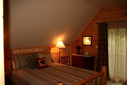 Upscale Mountain Cabin Overlooking Picturesque Pond, North Carolina - Horse Shoe, North Carolina - glamping.directory