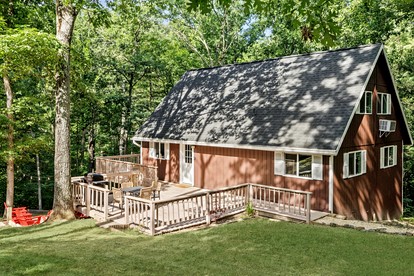 Fantastic Cabin with Barbecue and Hot-tub in Gerrardstown, West Virginia - glamping.directory