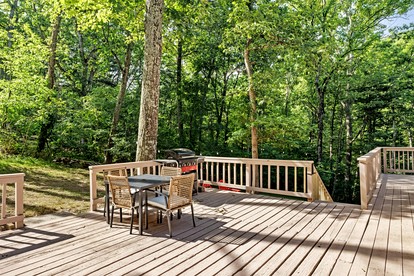 Fantastic Cabin with Barbecue and Hot-tub in Gerrardstown, West Virginia - Gerrardstown, West Virginia - glamping.directory