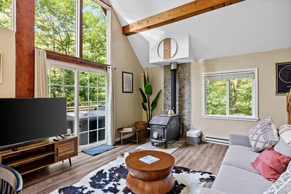 Fantastic Cabin with Barbecue and Hot-tub in Gerrardstown, West Virginia - Gerrardstown, West Virginia - glamping.directory