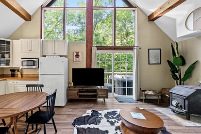 Fantastic Cabin with Barbecue and Hot-tub in Gerrardstown, West Virginia - Gerrardstown, West Virginia - glamping.directory