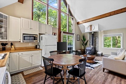 Fantastic Cabin with Barbecue and Hot-tub in Gerrardstown, West Virginia - Gerrardstown, West Virginia - glamping.directory
