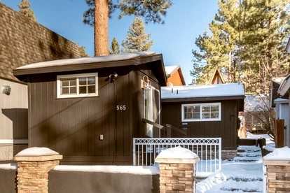 Cozy Mountain Cabin with Enclosed Yard & BBQ Near Big Bear Lake – Big Bear, CA - glamping.directory