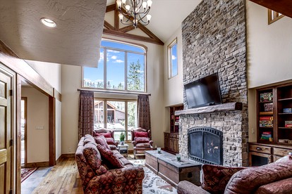 Breathtaking Group Cabin with Foosball Table Perfect for Outdoor Activities in Breckenridge, Colorado - Breckenridge, Colorado - glamping.directory