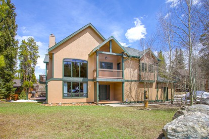 Breathtaking Group Cabin with Foosball Table Perfect for Outdoor Activities in Breckenridge, Colorado - glamping.directory