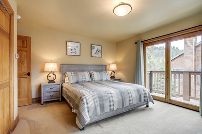 Breathtaking Group Cabin with Foosball Table Perfect for Outdoor Activities in Breckenridge, Colorado - Breckenridge, Colorado - glamping.directory