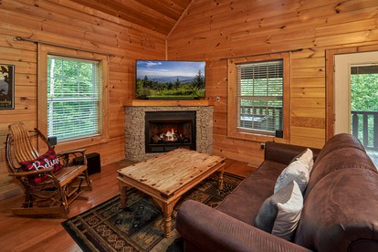 Secluded Cabin with Pool Table, Hot-tub and Private Spa in Gatlinburg, Tennessee - Gatlinburg, Tennessee - glamping.directory