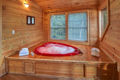 Secluded Cabin with Pool Table, Hot-tub and Private Spa in Gatlinburg, Tennessee - Gatlinburg, Tennessee - glamping.directory