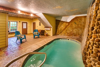 Secluded Cabin with Pool Table, Hot-tub and Private Spa in Gatlinburg, Tennessee - Gatlinburg, Tennessee - glamping.directory